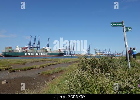 Felixstowe, Suffolk, Royaume-Uni - 3 août 2021 : le navire-conteneur Evergreen toujours donné, tristement célèbre pour avoir bloqué le canal de Suez en mars 2021, ancré à Trinity, port de Felixstowe. En début de soirée. Banque D'Images