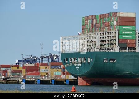 Felixstowe, Suffolk, Royaume-Uni - 3 août 2021 : le navire-conteneur Evergreen toujours donné, tristement célèbre pour avoir bloqué le canal de Suez en mars 2021, ancré à Trinity, port de Felixstowe. En début de soirée. Banque D'Images