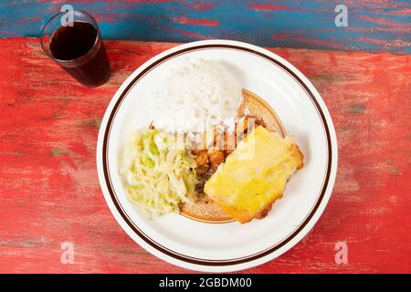 Plat typiquement brésilien : purée de tarte aux pommes de terre avec poulet et feuilles de chou sautées et riz accompagné Banque D'Images