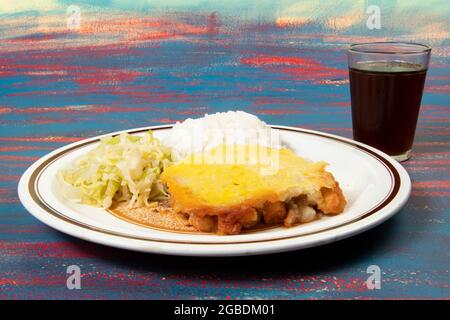 Plat typiquement brésilien : purée de tarte aux pommes de terre avec poulet et feuilles de chou sautées et riz accompagné Banque D'Images