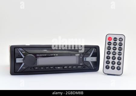 Col stéréo de voiture avec télécommande isolée sur fond blanc avec chemin de coupure Banque D'Images