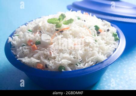 Légumes riz frit gros plan. Le veg Fried Rice est un plat de cuisine chinoise indo. Repas végétarien indien. Cuisine asiatique.pulav Banque D'Images