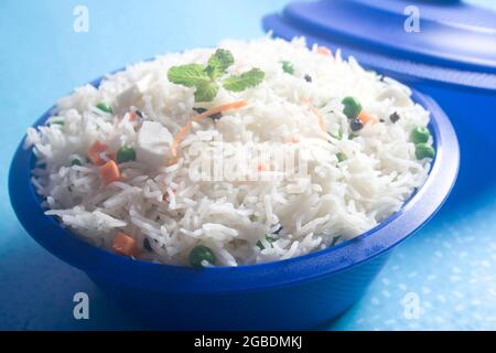 Légumes Pulav ou Pulao, faits à base de riz basmathi, légumes et épices indiennes. Disposés dans une vaisselle blanche carrée avec fond blanc Banque D'Images