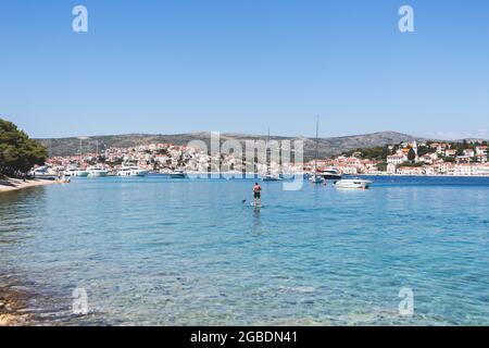 Rogoznica, Croatie-06e juillet, 2021: Magnifique baie de Rogoznica utilisée comme port naturel pour les bateaux à voile, et calme lagon pour la natation, paddle-board et Banque D'Images