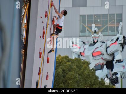 Tokyo, Japon. 03ème août 2021. Adam Ondra, de la République tchèque, participe à la qualification de vitesse lors des Jeux Olympiques de Tokyo les hommes grimpent au parc sportif urbain Aomi à Tokyo, au Japon, le mardi 3 août 2021. Photo par Keizo Mori/UPI crédit: UPI/Alay Live News Banque D'Images