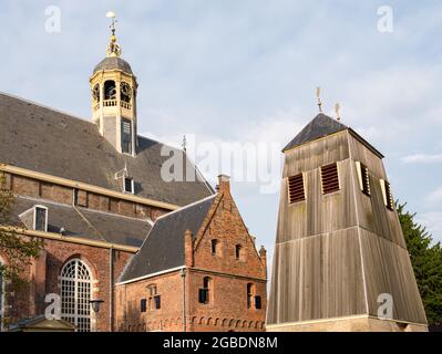 Grande église ou Martini et clocher en bois dans la ville de Sneek, Snits, Frise, pays-Bas Banque D'Images