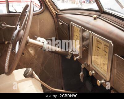 Détails d'une voiture classique vus lors d'un récent salon automobile du New Jersey. Les détails sont les ornements de capot, les grils et l'intérieur des vieilles voitures uniques exposés. Voiture historique Banque D'Images