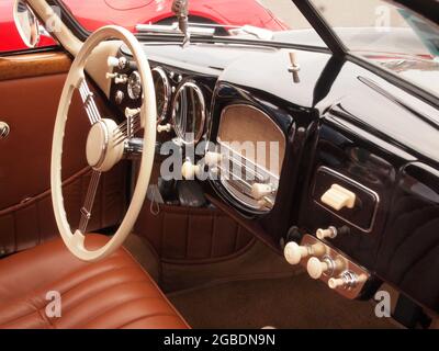 Détails d'une voiture classique vus lors d'un récent salon automobile du New Jersey. Les détails sont les ornements de capot, les grils et l'intérieur des vieilles voitures uniques exposés. Voiture historique Banque D'Images