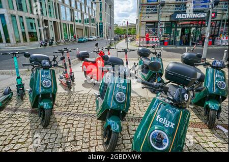 Berlin, Allemagne - 29 juillet 2021 : cyclomoteur avec entraînement électrique à louer à Berlin. Banque D'Images