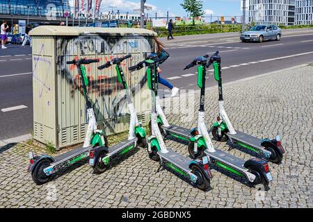 Berlin, Allemagne - 29 juillet 2021: Scooter avec entraînement électrique à louer à Berlin. Banque D'Images