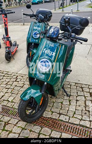 Berlin, Allemagne - 29 juillet 2021 : cyclomoteur avec entraînement électrique à louer à Berlin. Banque D'Images