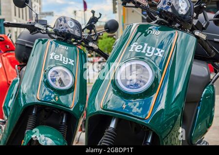 Berlin, Allemagne - 29 juillet 2021 : cyclomoteur avec entraînement électrique à louer à Berlin. Banque D'Images