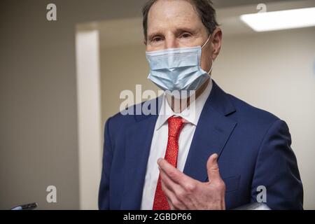 Le sénateur américain Ron Wyden (démocrate de l'Oregon) passe par le métro du Sénat lors d'un vote au Capitole des États-Unis à Washington, DC, USA, le mardi 3 août, 2021. Photo de Rod Lamkey / CNP/ABACAPRESS.COM Banque D'Images