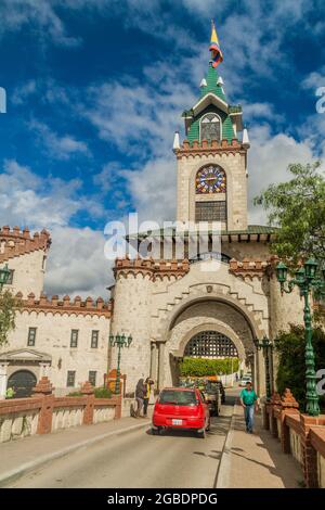 LOJA, EQUATEUR - 15 JUIN 2015 : porte de la Puerta de la Ciudad à Loja, Equateur Banque D'Images