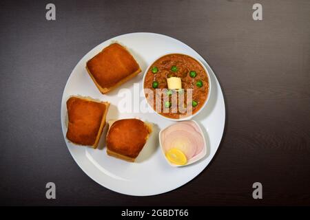 Vue de dessus de la nourriture indienne Pao Bhaji dans l'assiette Banque D'Images