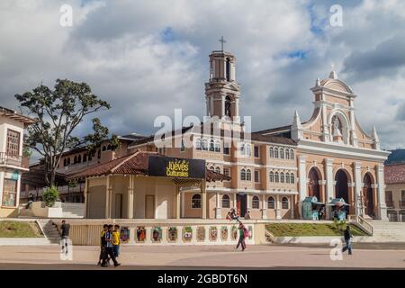 LOJA, EQUATEUR - 15 JUIN 2015 : place de la Independencia et église de San Sebastian à Loja, Equateur Banque D'Images