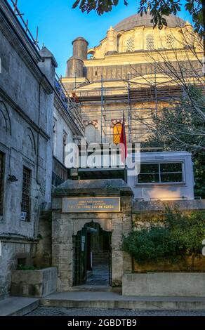 Turquie. 25 novembre 2017. Entrée à la porte avec le panneau commémoratif de la mosquée Beyazit, échafaudage de construction sur la citadelle principale à l'arrière, Istanbul, Turquie, 25 novembre 2017. (Photo par Smith Collection/Gado/Sipa USA) crédit: SIPA USA/Alay Live News Banque D'Images