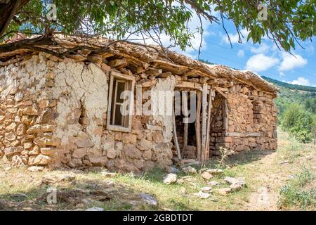 Ancienne maison en pierre en ruines sur la montagne. Ancien bâtiment en bois et en pierre à Afyonkarahisar, Turquie. Banque D'Images