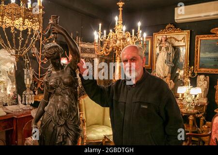 Turquie. 24 novembre 2017. Homme debout à côté de la statue de femme antique entre autres antiquités, très probablement un vendeur, Horhor bit Pazari, Istanbul, Turquie, novembre 24, 2017. (Photo par Smith Collection/Gado/Sipa USA) crédit: SIPA USA/Alay Live News Banque D'Images