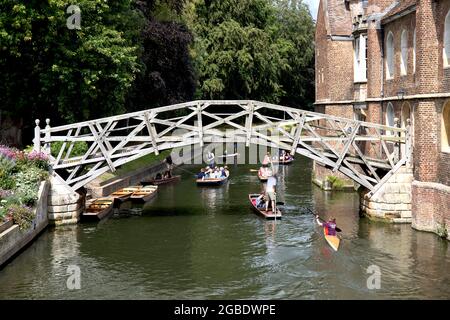 Punts Mathematical Bridge The backs River Cam Cambridge Banque D'Images