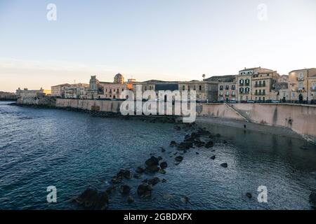 Coucher de soleil Lungomare d'Ortiga, Siracusa Sicilia Italie Banque D'Images