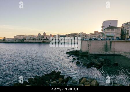 Coucher de soleil Lungomare d'Ortiga, Siracusa Sicilia Italie Banque D'Images