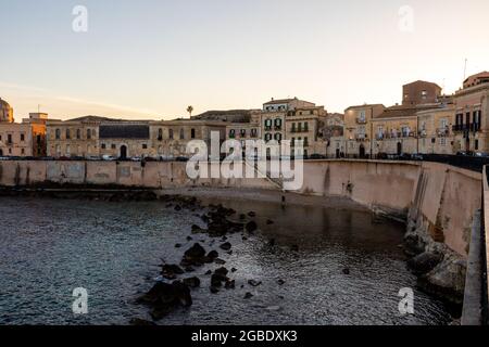 Coucher de soleil Lungomare d'Ortiga, Siracusa Sicilia Italie Banque D'Images