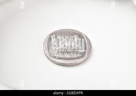 Un Rand South African coin isolé sur fond blanc Banque D'Images