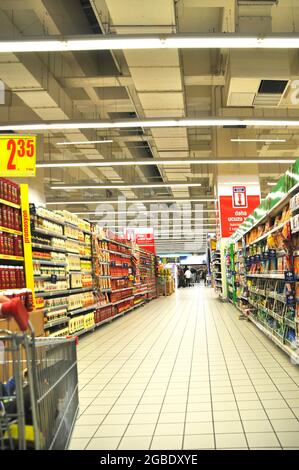 Chaîne de supermarchés Carrefour, corridors de marché et produits, Maltepe Istanbul Turquie, septembre 13 2012 Banque D'Images