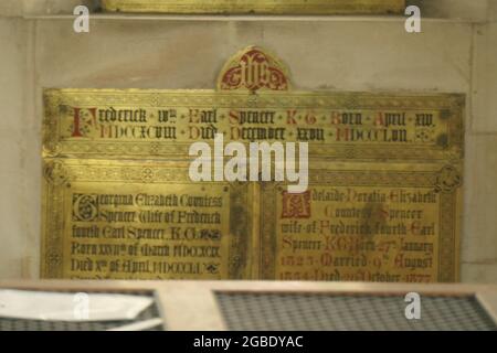 Plaque dans la crypte de la princesse Diana Spencer de l'église du pays de Galles enterrée dans la crypte avec le père comme indiqué par les locaux laiton ancien anglais écrivant St Marys Banque D'Images