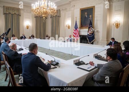 Washington, DC, États-Unis. 03ème août 2021. LE président AMÉRICAIN Joe Biden, en compagnie du vice-président Kamala Harris, rencontre les dirigeants de la communauté latino-américaine pour discuter de son programme économique, de la réforme de l'immigration et de la nécessité de protéger le droit de vote dans la salle à manger de l'État de la Maison Blanche à Washington, DC, Etats-Unis, le 03 août 2021. Crédit : Shawn Thew/Pool via CNP/dpa/Alay Live News Banque D'Images