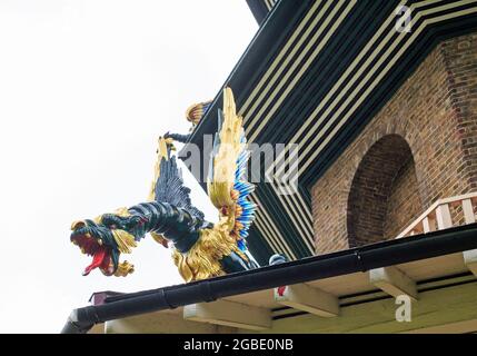 Grande pagode, Kew Gardens, Londres, 2021. Réplique dragon sur l'un des balcons de la pagode de 10 étages, les dragons originaux ont été enlevés en 1823 an Banque D'Images