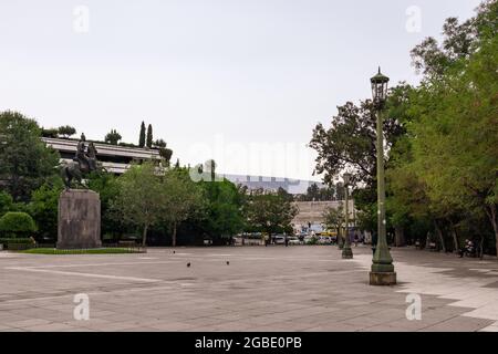 Athènes, Grèce - 24 septembre 2019 : statue de George Karaiskakis en verdure sur une place en marbre devant le stade panathénaïque du site olympique blanc Banque D'Images