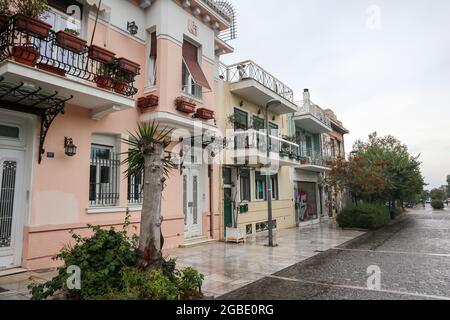 Athènes, Grèce - 24 septembre 2019 : rue attica traditionnelle et agréable et résidentielle et bâtiments dans le centre-ville par temps pluvieux. Plaka vieux quartier Banque D'Images