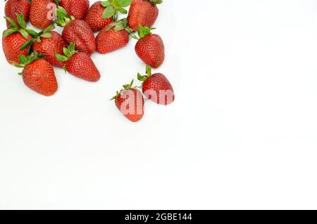 Les fraises les plus sucrées et les plus belles dans les baies rouges, isolées sur fond blanc Banque D'Images