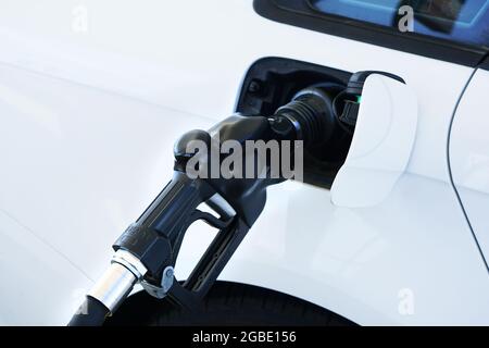Le carburant est pompé dans la voiture avec le système de récupération des vapeurs. Banque D'Images