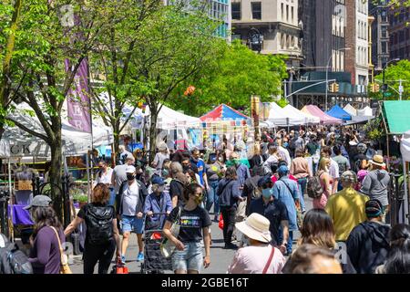 2 jours après l'annonce du CDC concernant les nouvelles recommandations de santé publique sur les masques protecteurs à Union Square NYC. Banque D'Images