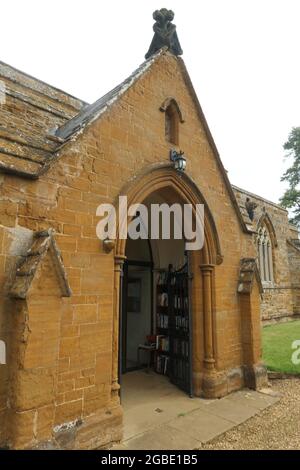 porte d'entrée de l'église Diana Spencer princesse de Galles Église enterrée dans Crypt avec père arche livres St Marys église Great Brington Northamptonshire Banque D'Images