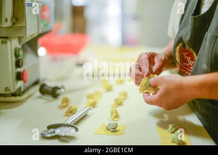 PIACENZA, ITALIE - 17 juillet 2021 : une cuisinière féminine préparant Tortelli - pâtes italiennes fourrées traditionnelles à Piacenza, Italie Banque D'Images