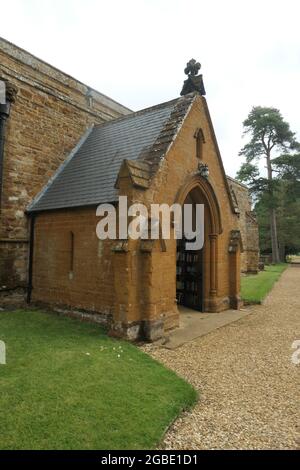 porte d'entrée de l'église Diana Spencer princesse de Galles Église enterrée dans la crypte avec le père incinéré cendres gravier église St Marys Great Brington Banque D'Images