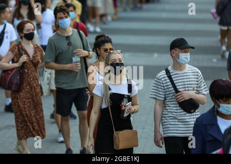 Londres, Royaume-Uni. 18 juillet 2021. Par mesure de précaution, les personnes portant un masque facial contre la propagation du Covid-19 ont vu faire la queue devant le stade Tottenham Hotspur, dans le nord de Londres, pour recevoir leur vaccin Covid-19 lors d'un événement de vaccination de masse, alors que la campagne de vaccination contre le Covid-19 au Royaume-Uni se poursuit. Crédit : SOPA Images Limited/Alamy Live News Banque D'Images