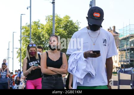 Londres, Royaume-Uni. 18 juillet 2021. Par mesure de précaution, les personnes portant un masque facial contre la propagation du Covid-19 ont vu faire la queue devant le stade Tottenham Hotspur, dans le nord de Londres, pour recevoir leur vaccin Covid-19 lors d'un événement de vaccination de masse, alors que la campagne de vaccination contre le Covid-19 au Royaume-Uni se poursuit. Crédit : SOPA Images Limited/Alamy Live News Banque D'Images