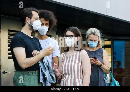 Londres, Royaume-Uni. 18 juillet 2021. Par mesure de précaution, les personnes portant un masque facial contre la propagation du Covid-19 ont vu faire la queue devant le stade Tottenham Hotspur, dans le nord de Londres, pour recevoir leur vaccin Covid-19 lors d'un événement de vaccination de masse, alors que la campagne de vaccination contre le Covid-19 au Royaume-Uni se poursuit. Crédit : SOPA Images Limited/Alamy Live News Banque D'Images