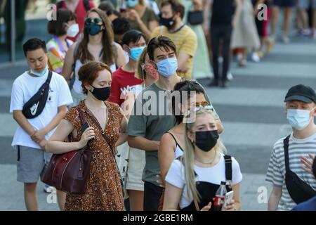 Londres, Royaume-Uni. 18 juillet 2021. Par mesure de précaution, les personnes portant un masque facial contre la propagation du Covid-19 ont vu faire la queue devant le stade Tottenham Hotspur, dans le nord de Londres, pour recevoir leur vaccin Covid-19 lors d'un événement de vaccination de masse, alors que la campagne de vaccination contre le Covid-19 au Royaume-Uni se poursuit. Crédit : SOPA Images Limited/Alamy Live News Banque D'Images