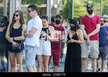 Londres, Royaume-Uni. 18 juillet 2021. Par mesure de précaution, les personnes portant un masque facial contre la propagation du Covid-19 ont vu faire la queue devant le stade Tottenham Hotspur, dans le nord de Londres, pour recevoir leur vaccin Covid-19 lors d'un événement de vaccination de masse, alors que la campagne de vaccination contre le Covid-19 au Royaume-Uni se poursuit. Crédit : SOPA Images Limited/Alamy Live News Banque D'Images