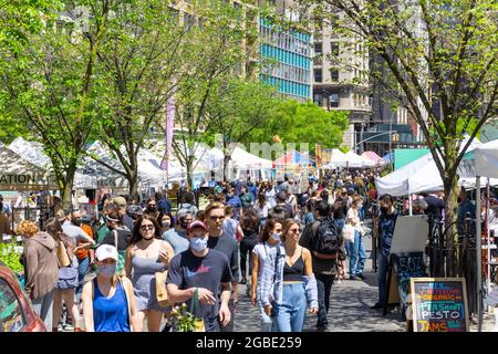 2 jours après l'annonce du CDC concernant les nouvelles recommandations de santé publique sur les masques protecteurs à Union Square NYC. Banque D'Images