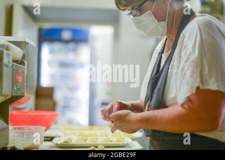 PIACENZA, ITALIE - 17 juillet 2021 : une cuisinière féminine préparant Tortelli - pâtes italiennes fourrées traditionnelles à Piacenza, Italie Banque D'Images