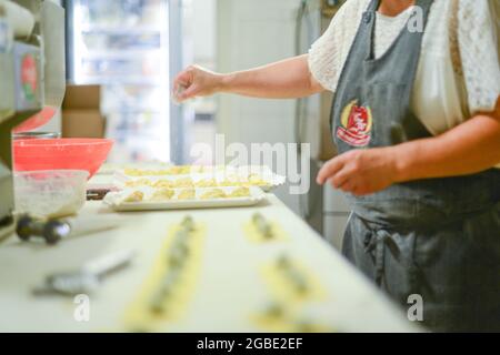 PIACENZA, ITALIE - 17 juillet 2021 : une cuisinière féminine préparant Tortelli - pâtes italiennes fourrées traditionnelles à Piacenza, Italie Banque D'Images