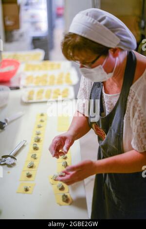 PIACENZA, ITALIE - 17 juillet 2021 : une photo verticale d'une femelle préparant Tortelli - pâtes italiennes traditionnelles fourrées à Piacenza, Italie Banque D'Images