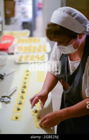 PIACENZA, ITALIE - 17 juillet 2021 : une photo verticale d'une femelle préparant Tortelli - pâtes italiennes traditionnelles fourrées à Piacenza, Italie Banque D'Images